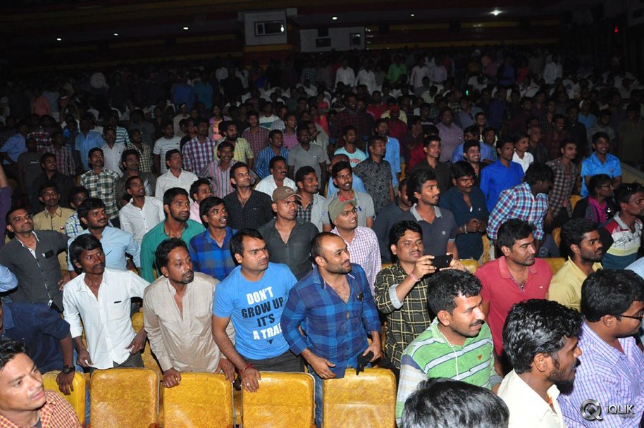 Appatlo-Okadundevadu-Movie-Team-at-Devi-Theater